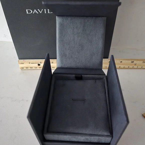 David Yurman Gift Set with Ribbon, Bag, Box, and Cleaning Cloth - Picture 5 of 7